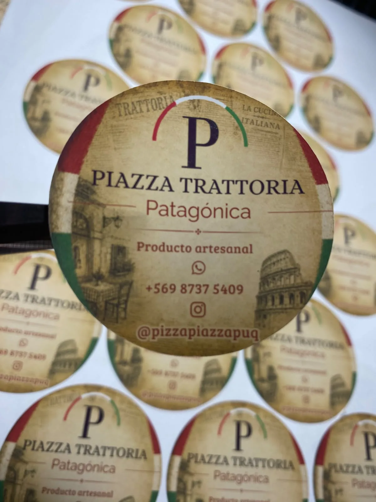 Identidad y etiquetas de Pizza Piazza