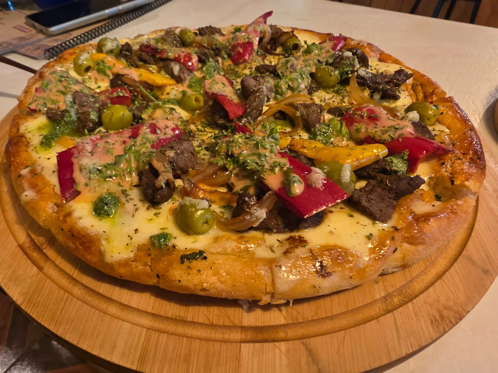 Pizza artesanal servida sobre tabla